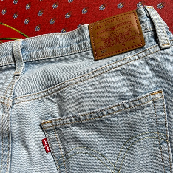 Levi’s women’s Lo Pro style light denim size 31 - Picture 5 of 7